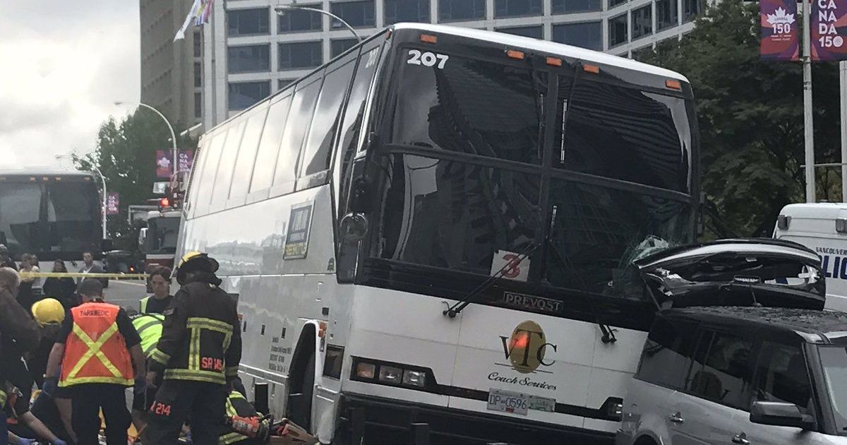 Визволяли з-під автобуса: стали відомі подробиці трагічної ДТП в Канаді