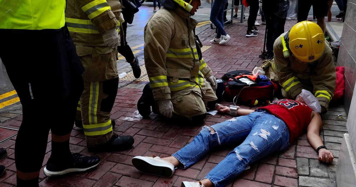 У Гонконзі таксист в'їхав у натовп протестувальників. Його забили до напівсмерті