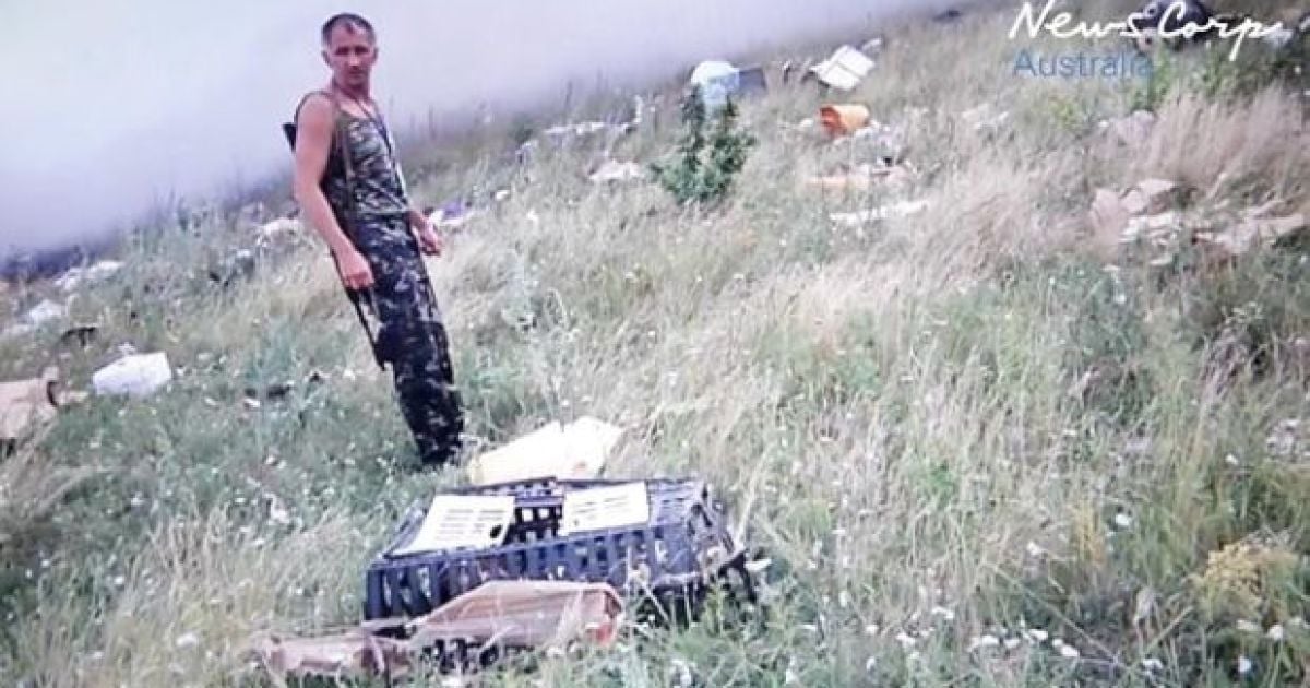 Боевики осматривали сумки жертв, после чего собрали целую кучу с мобильных телефонов и личных вещей пассажиров