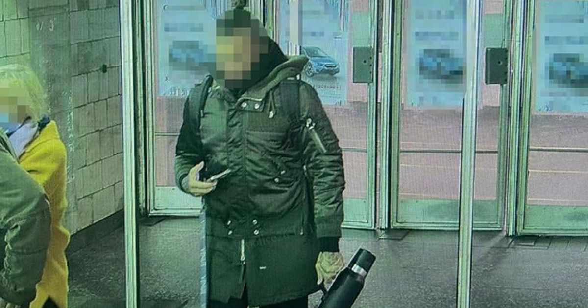 У метро Києва іноземець вдарив жінку в обличчя та погрожував пасажирам пістолет