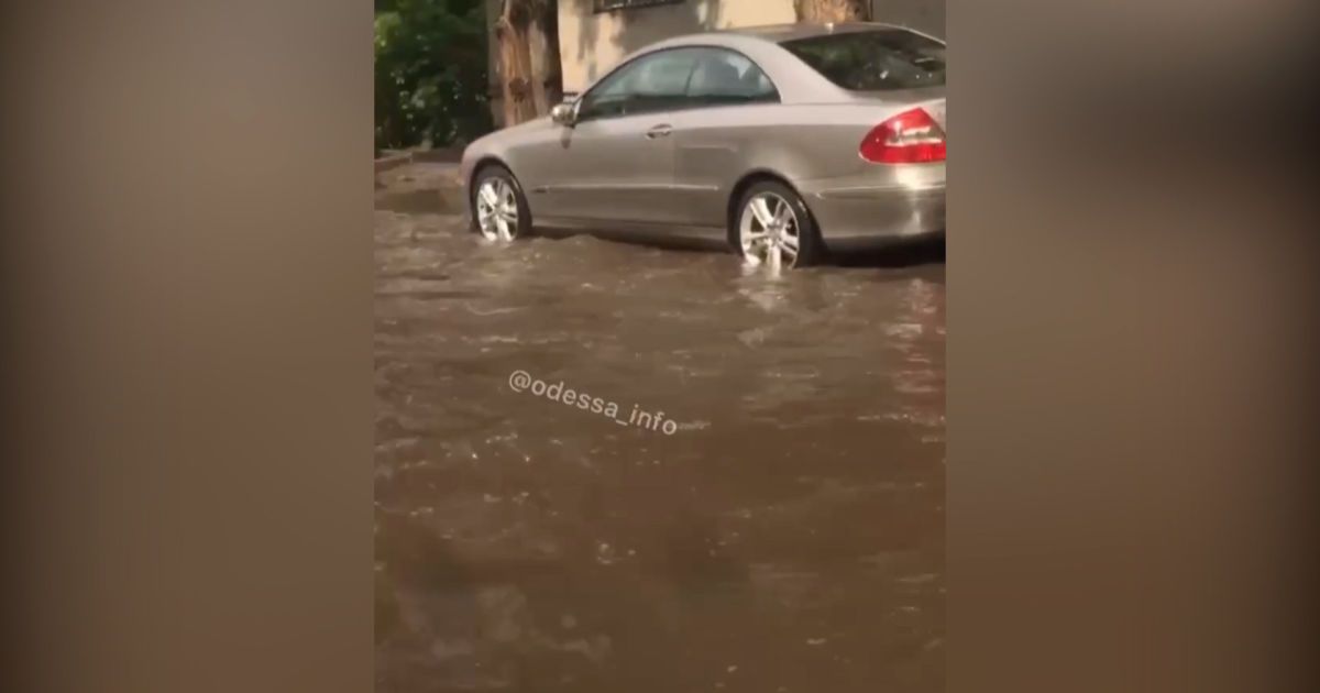 В Одессе из-за дождя произошел потоп