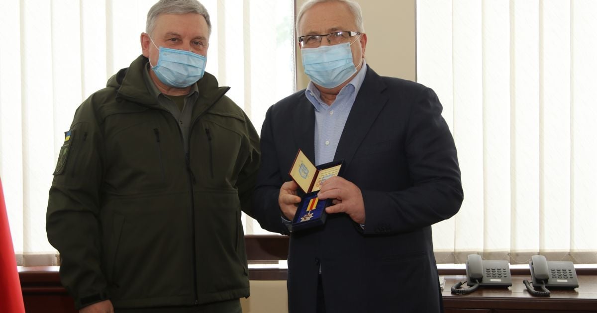 Министр обороны наградил скандального Вилкула медалью за помощь бойцам ВСУ