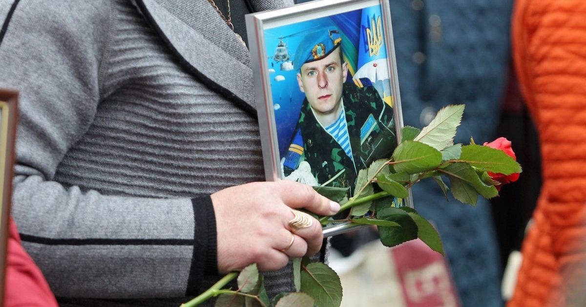 Батькам загиблих на Донбасі воїнів вручили нагороди