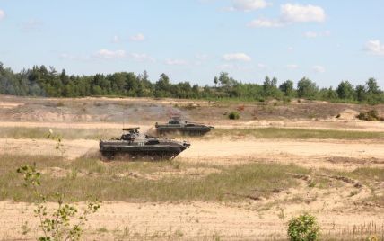 Білорусь стягує до кордону з Україною танки, польові кухні та перевозить солдатів: деталі
