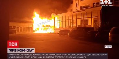 Новини України: вночі у спальному районі Одеси горів магазин конфіскату