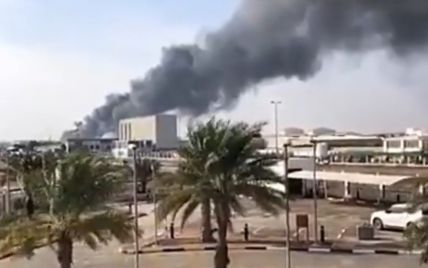 Столицу ОАЭ атаковали десятки боевых дронов и баллистических ракет: есть погибшие (видео)