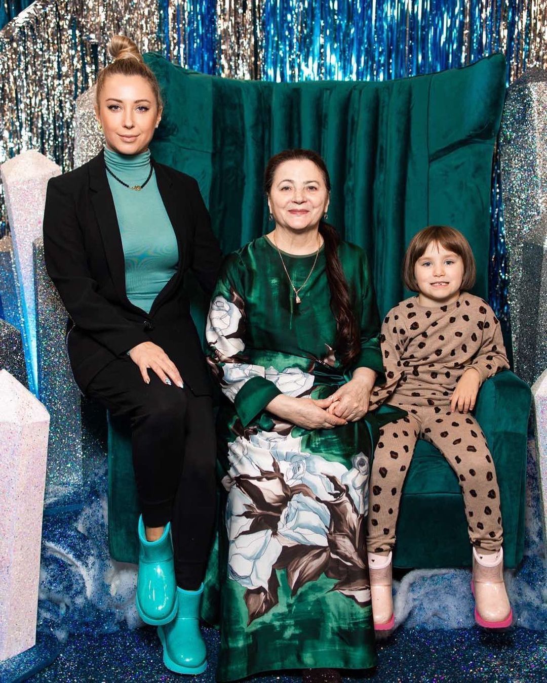 Тоня Матвиенко с мамой и младшей дочерью / © instagram.com/tonya_matvienko
