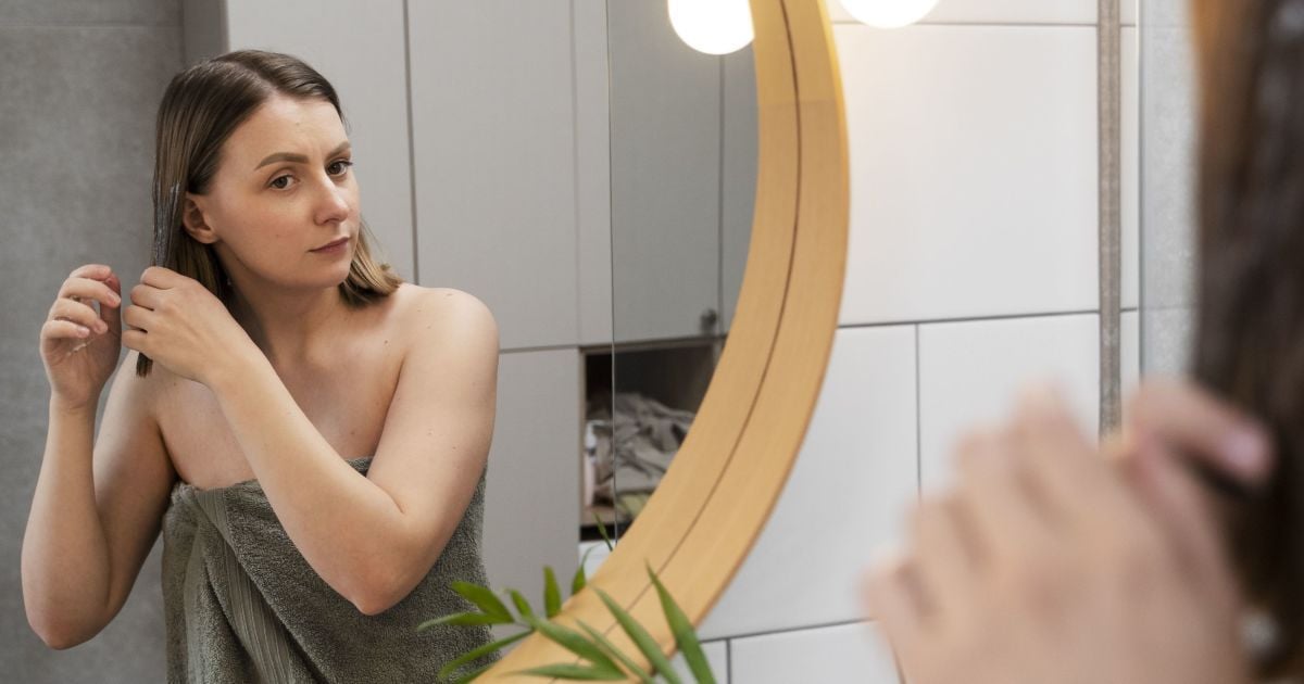 Жінка у ванній кімнаті