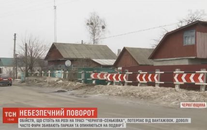 Двор на углу трассы к России годами страдает от машин, которые сносят забор