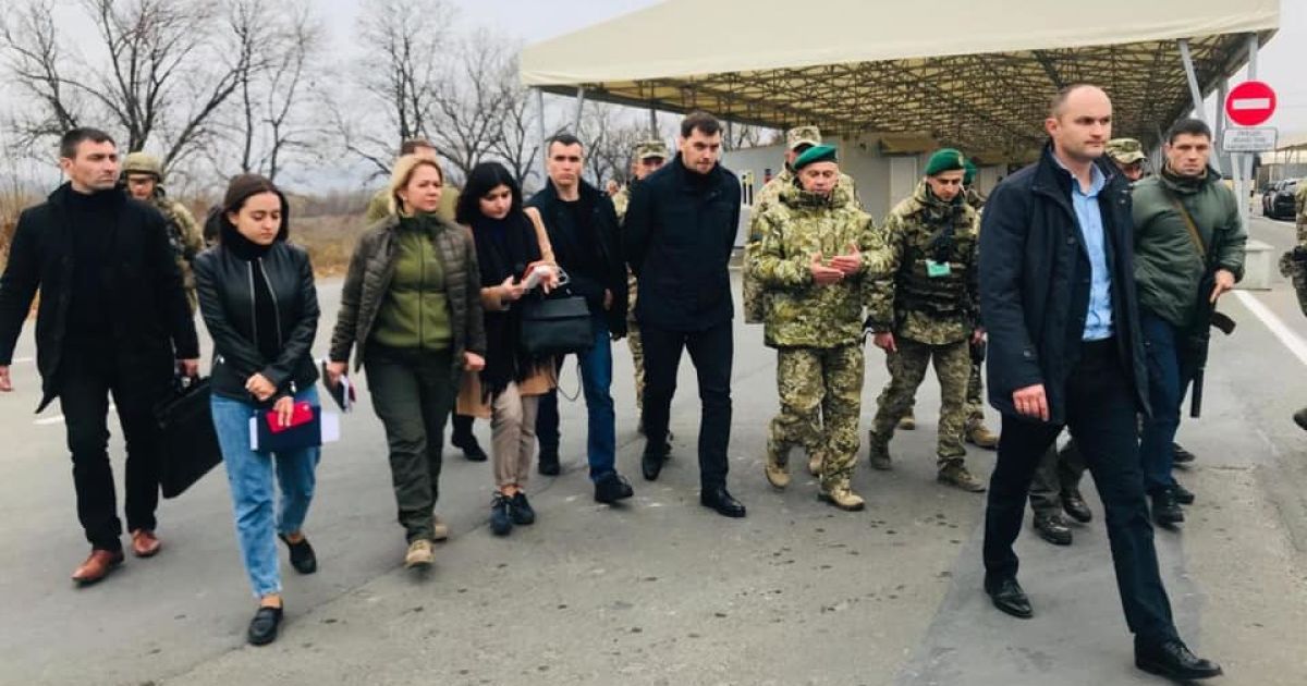 Прем'єр проінспектував КПВВ на Донбасі та обговорив процедуру перетину лінії розмежування для дітей