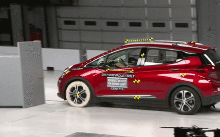 Электрокар Chevrolet Bolt получил высшую оценку в краш-тесте IIHS