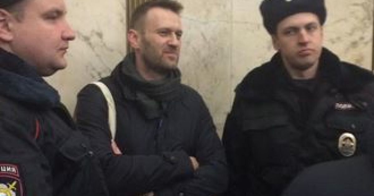Навального удерживают работники полиции