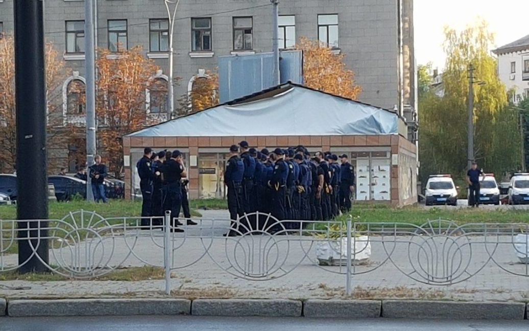 Активисты и правоохранители возле Соломенского суда / © ТСН