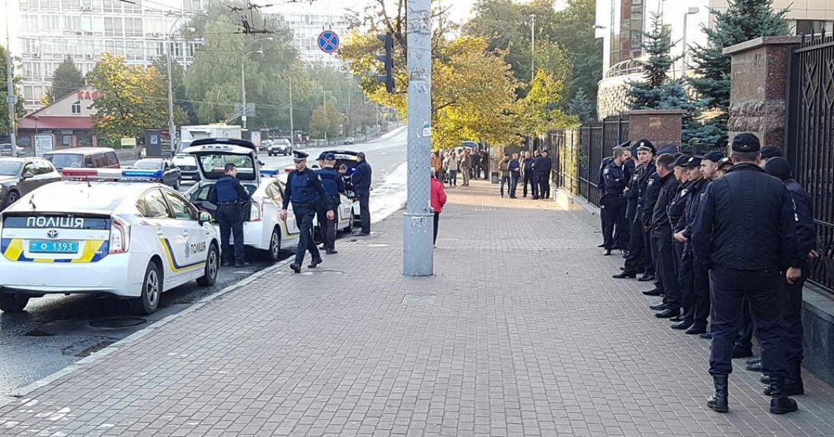 ТСН направила запросы Авакову и Деканоидзе о странном поведении полиции под судом в Киеве