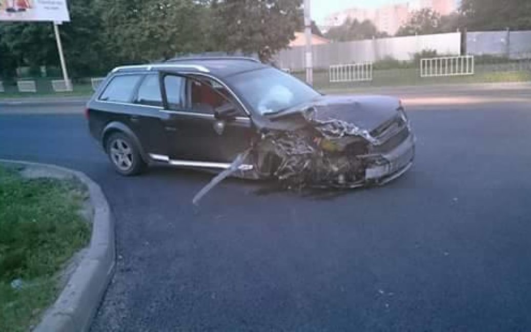 Из-за столкновения с такси, у Audi оторвалось колесо / © Facebook/Varta 1