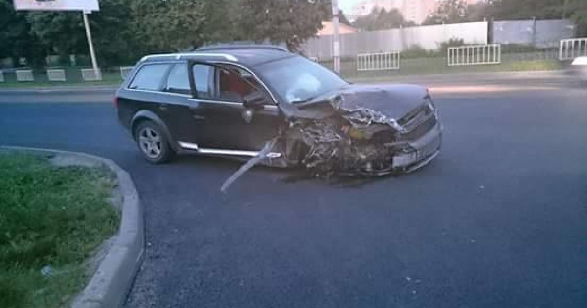 Из-за столкновения с такси, у Audi оторвалось колесо / © Facebook/Varta 1