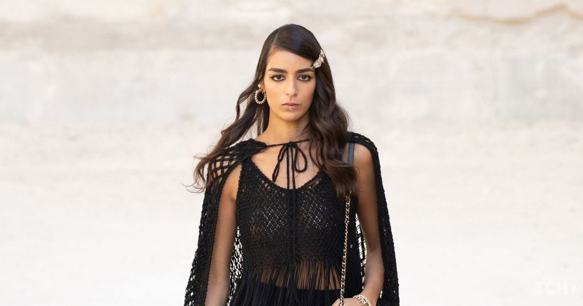 Чокери, футболки з принтами і шкіра: як минув показ круїзної колекції Chanel