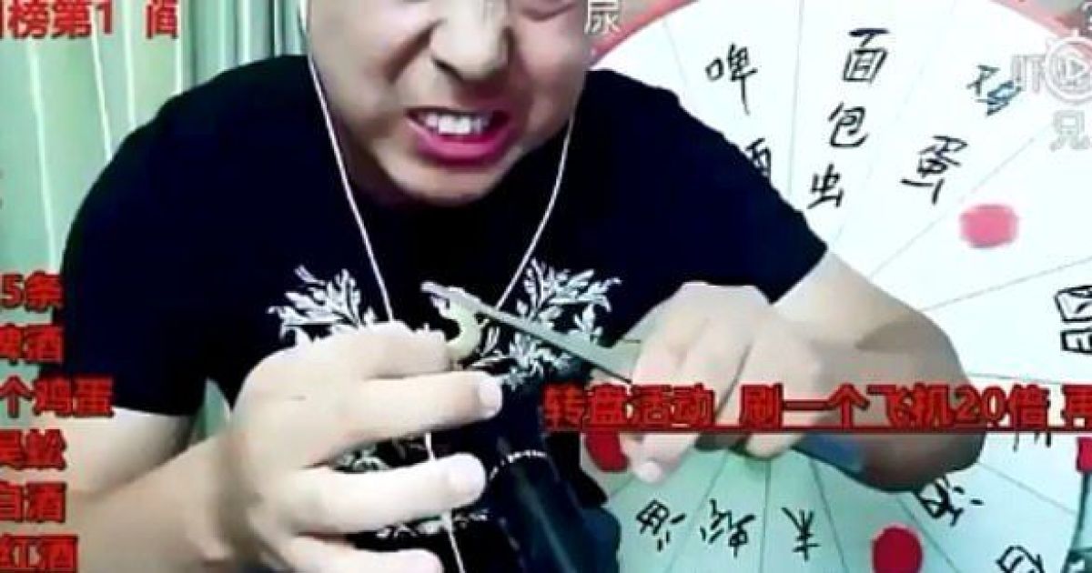 Блогер скончался после трансляции, в которой запивал живых гекконов алкоголем