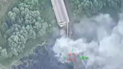 В Воздушных силах показали, как уничтожили мост в Курской области