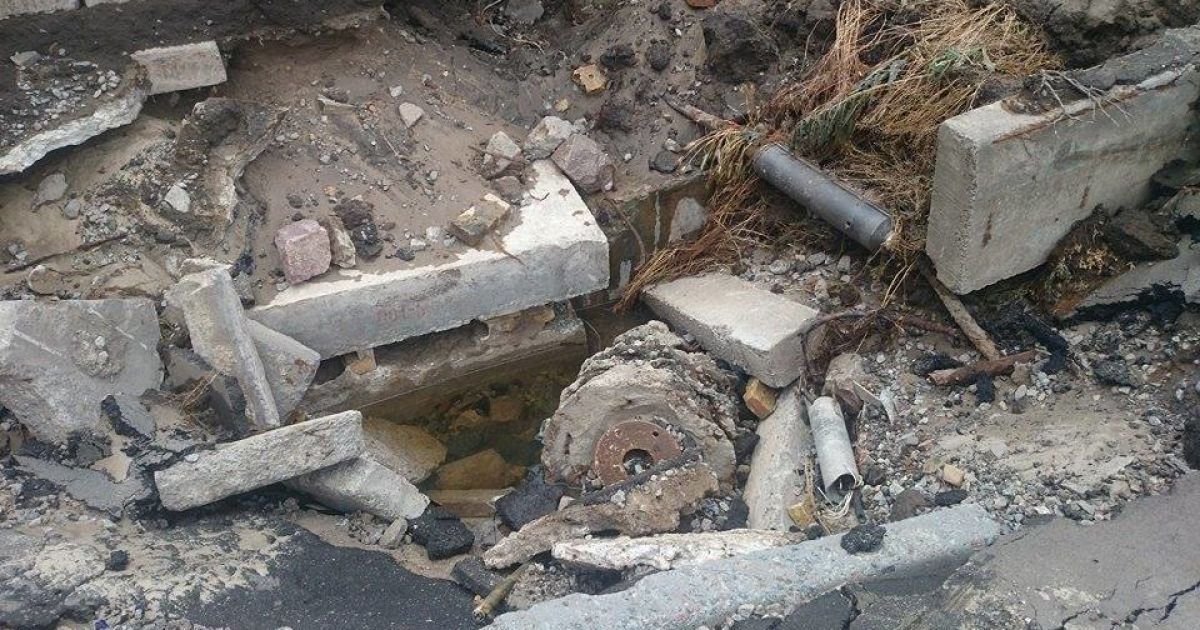 Горячей водой залило дорогу / © Фото Ивана Воробьева/ТСН
