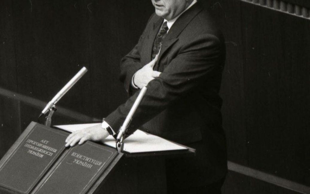 Леонід Кравчук приняв присягу першого президента України у 1991 році на попередниці чинної Конституції / © УНІАН