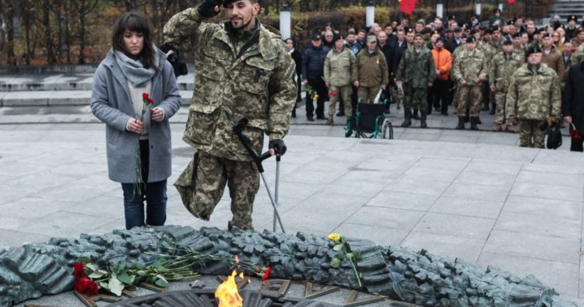 Покладання квітів до могили Невідомого солдата з нагоди Дня морської піхоти України у парку Вічної Слави у Києві. 16 листопада в Україні святкують День морської піхоти. / © УНІАН