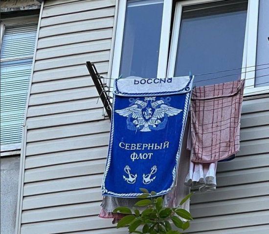Рівнянка вивісила на балконі прапор північного флоту Росії: навіщо вона це зробила