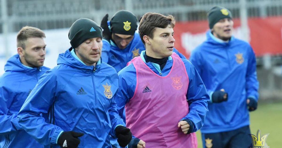 Малышев (в розовой манишке) считает, что в матче с Уэльсом его команда сделает выводы.