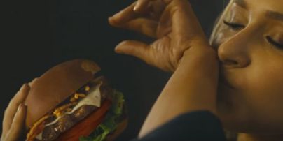 Наречена Кличка Панеттьєрі посмакувала гамбургером у коротких шортиках