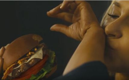 Невеста Кличко Панеттьери полакомилась гамбургером в коротких шортиках