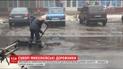 Николаевские коммунальщики ремонтировали дорогу, бросая горячий асфальт в лужу