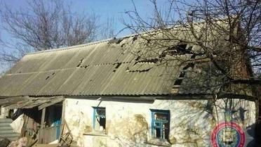артудар терористів на будинок місцевих_2 / © ГУ НП в Донецькій області