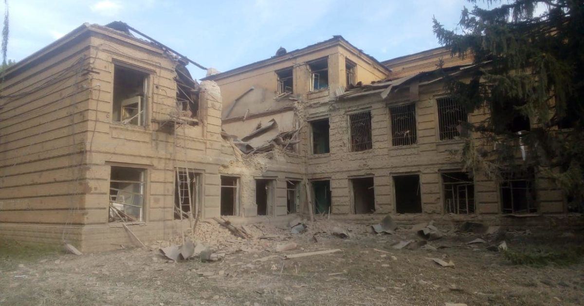 "Прилетіло" до хімтехнікуму: російські окупанти знову обстріляли Слов'янськ