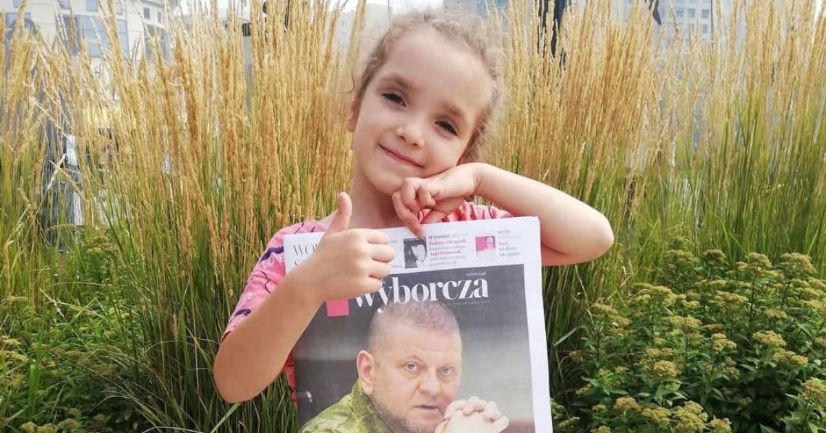 Дівчинка з Києва, яка купила у Варшаві газету з портретом Залужного, розчулила Мережу