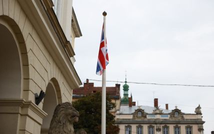 Во Львове вывесили приспущенный флаг Великобритании