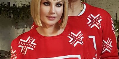 Обіймаючись і в новорічних светрах: Камалія опублікувала миле фото з чоловіком