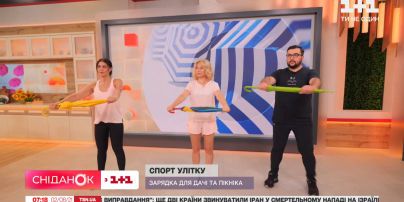 Фитнес-тренер Ксения Литвинова показала комплекс упражнений с зонтиком