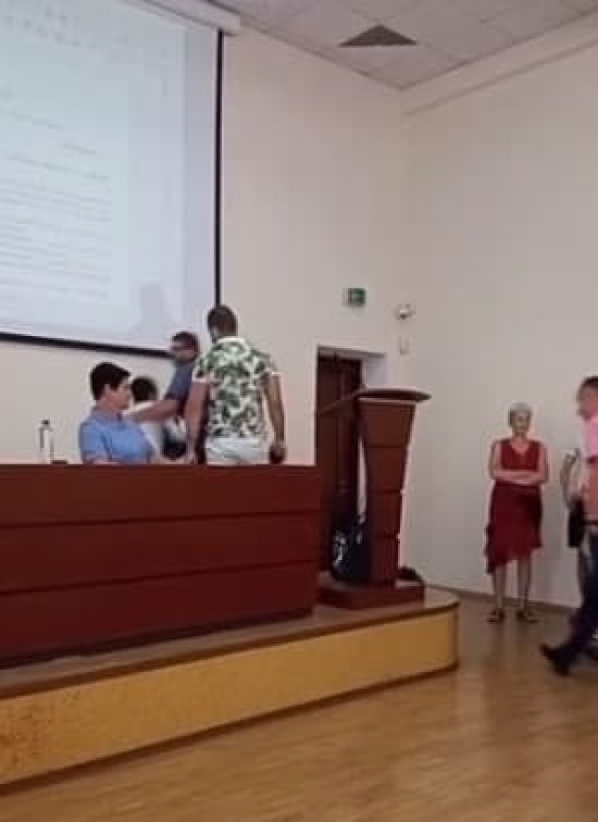 Мер Українки побився з активістом під час засідання ради: відео бійки (відео)