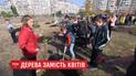 Ко Дню учителя в столице ученики сажали деревья на пришкольных пустырях