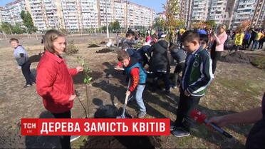 Ко Дню учителя в столице ученики сажали деревья на пришкольных пустырях