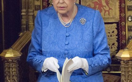 Королева Елизавета II продемонстрировала красивый сине-желтый образ