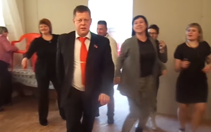 Медведев нервно курит. В Сети смеются над неистовыми танцами российского депутата