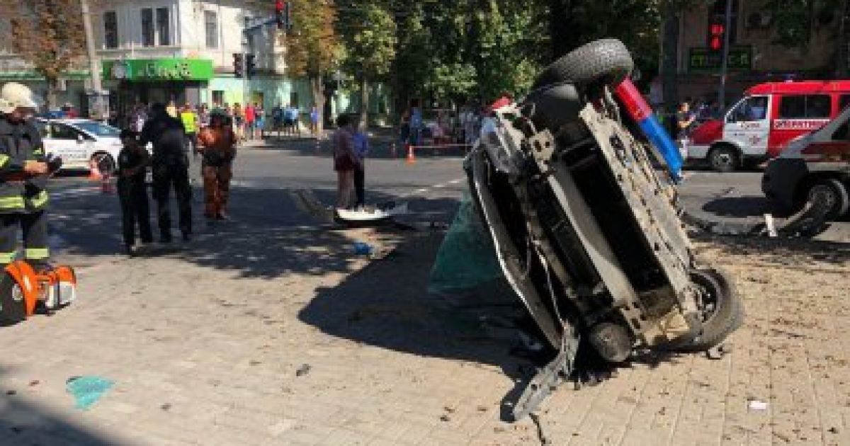 Жахлива ДТП у Сумах: авто патрульної поліції зіткнулося з іномаркою та влетіло у натовп перехожих