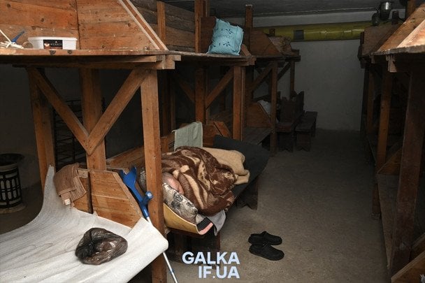 Бездомные захватили укрытие во Франковске и угрожают всем вокруг (фото)