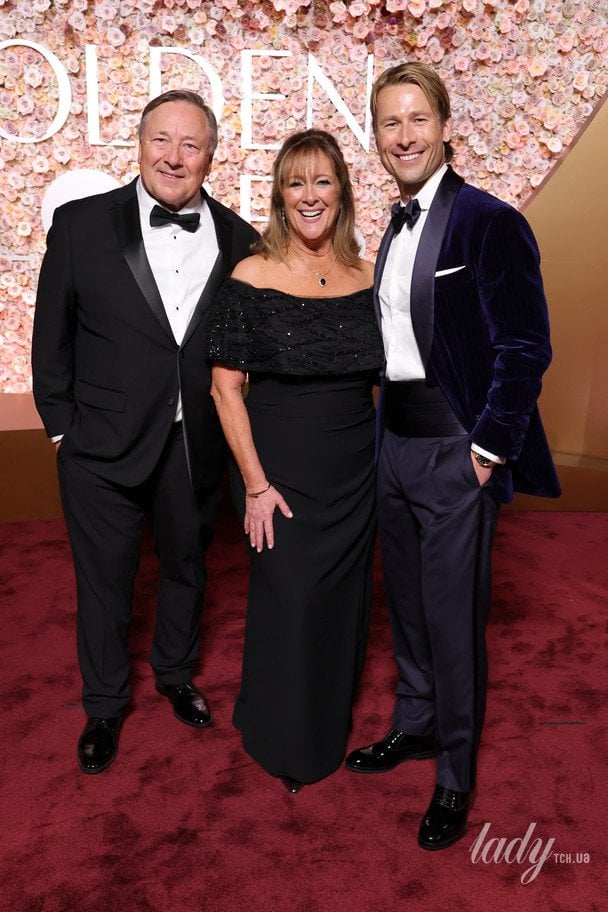 Глен Пауэлл с мамой и папой / © Getty Images