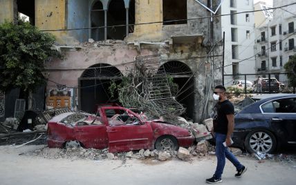 Вибухи в Бейруті: влада називає три версії трагедії, у місті розбирають руїни та стоїть страшенний сморід