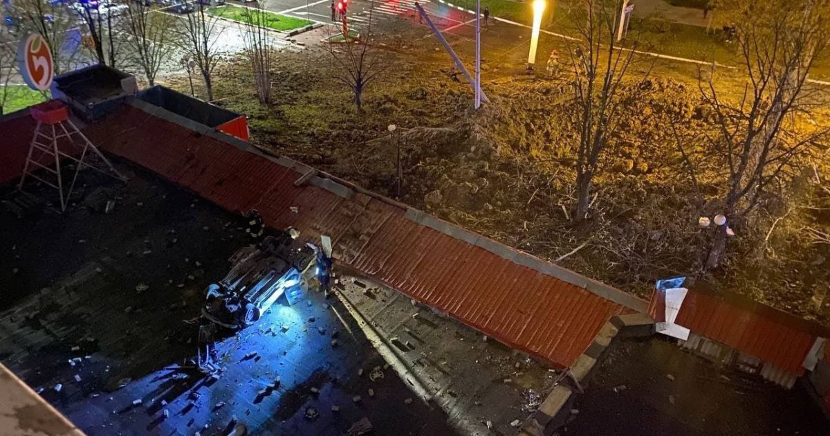 У Бєлгороді після вибуху машину ударною хвилею закинуло на дах супермаркету.