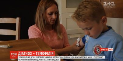 В Киеве красным подсветили некоторые здания ко Всемирному дню гемофилии