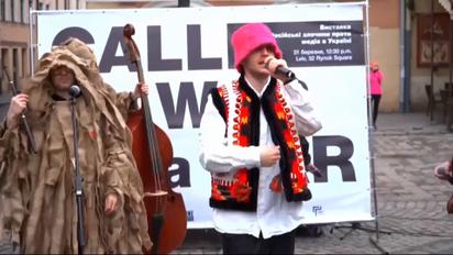 У Калуші розкупили усі рожеві панами і розповіли про фронтмена гурту "Kalush Orchestra"