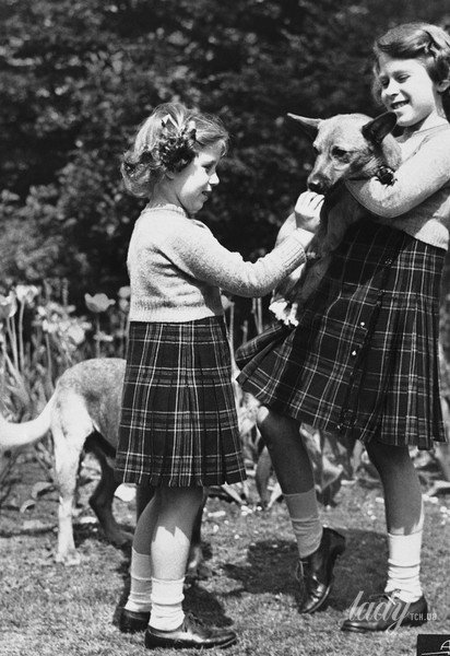 Принцеси Єлизавета і Маргарет з коргі / © Associated Press